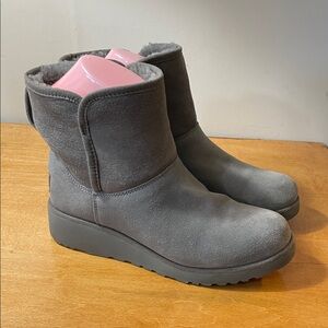 UGG Kristin Water Resistant Women's Gray Suede Short Winter Boots. Size 6